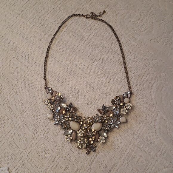 Gorgeous Vintage Floral Statement Necklace - Unsigned - Picture 3 of 7